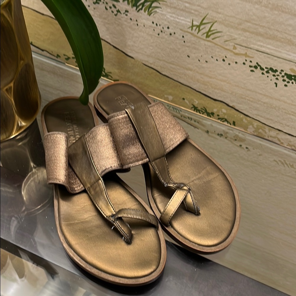 🛍️5️⃣ /💲2️⃣5️⃣🛍️ KENNETH COLE Gold Metallic Sandals with Flat Sole